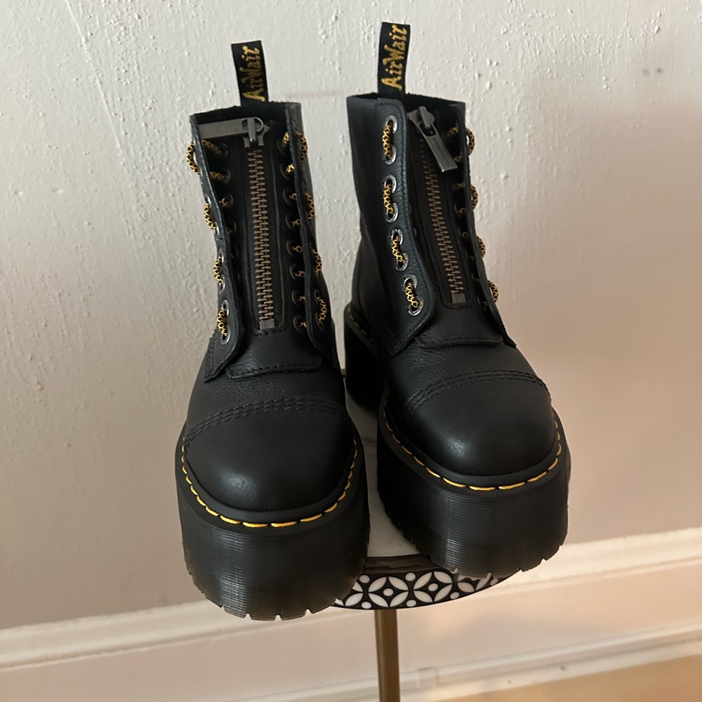 Dr. Martens Jadon Max size 8 like new platform combat boots